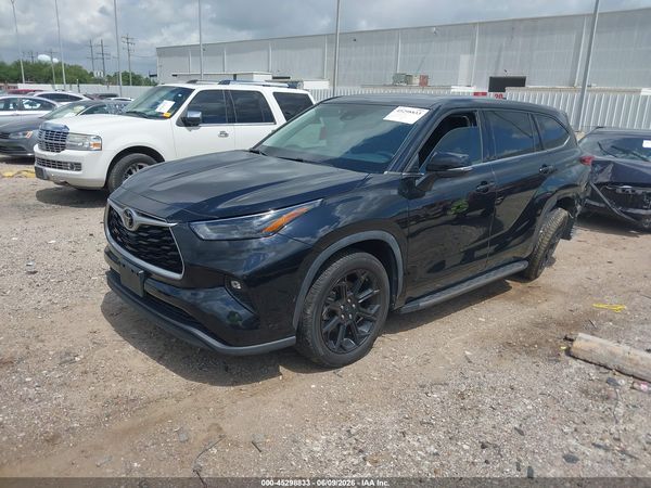 2022 TOYOTA HIGHLANDER LE