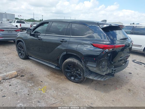 2022 TOYOTA HIGHLANDER LE