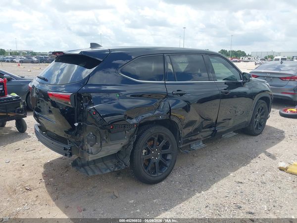 2022 TOYOTA HIGHLANDER LE
