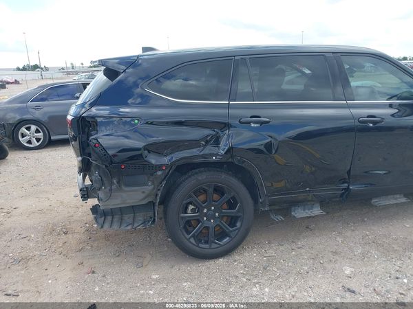 2022 TOYOTA HIGHLANDER LE