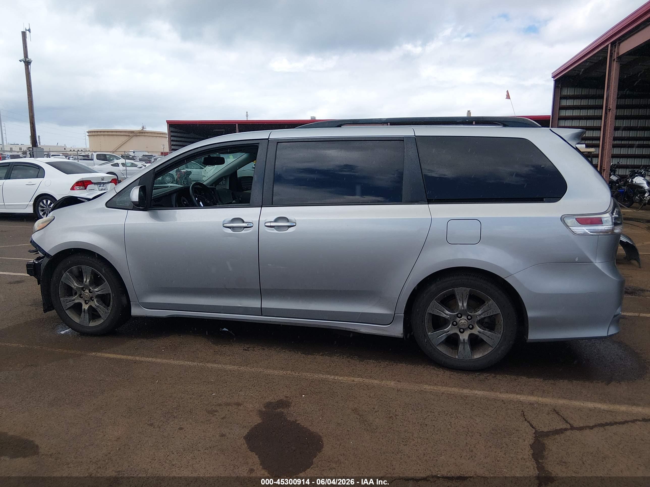 2016 TOYOTA SIENNA