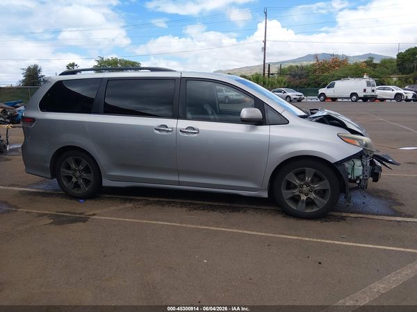 2016 TOYOTA SIENNA