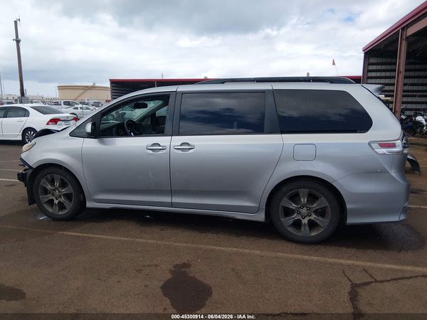 2016 TOYOTA SIENNA