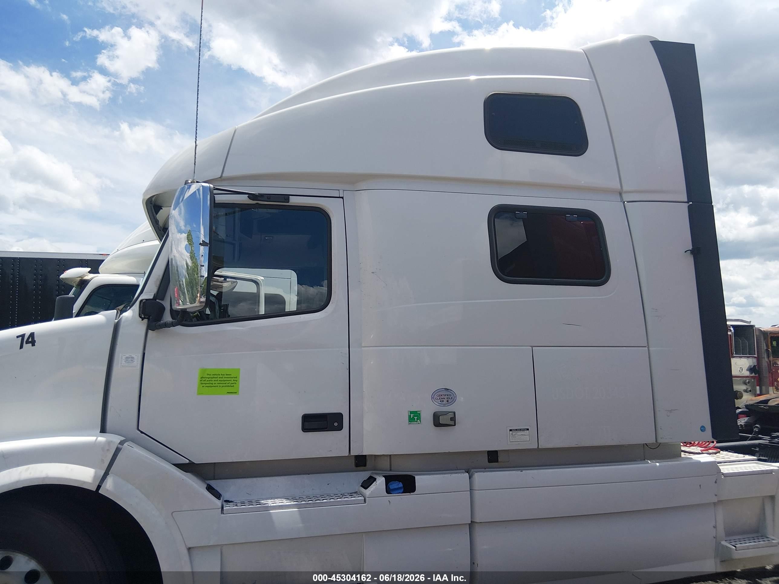 2017 VOLVO VNL
