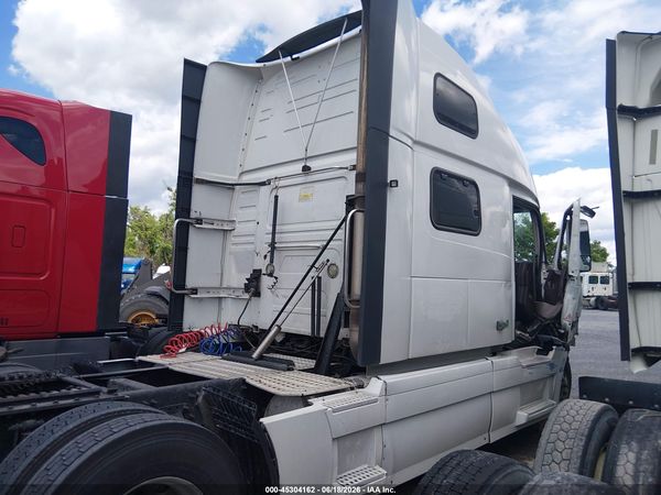 2017 VOLVO VNL