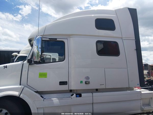 2017 VOLVO VNL