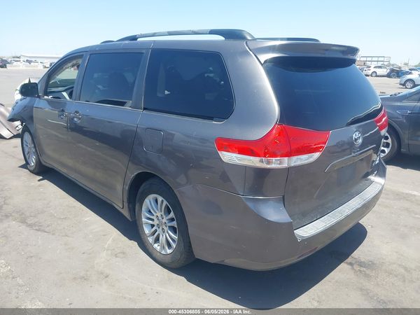 2013 TOYOTA SIENNA XLE V6 8 PASSENGER