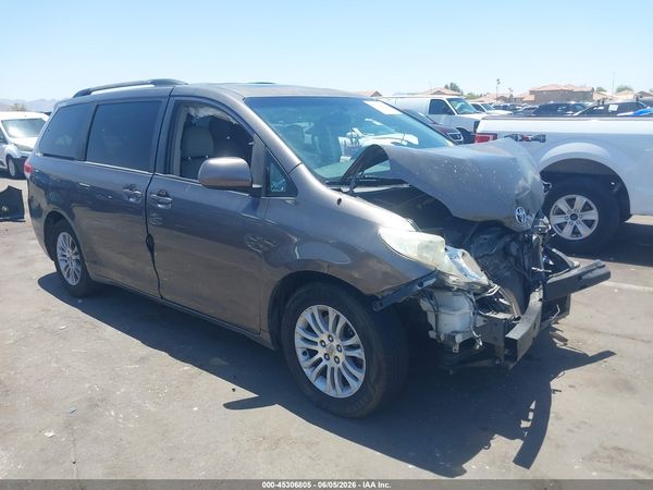 2013 TOYOTA SIENNA XLE V6 8 PASSENGER