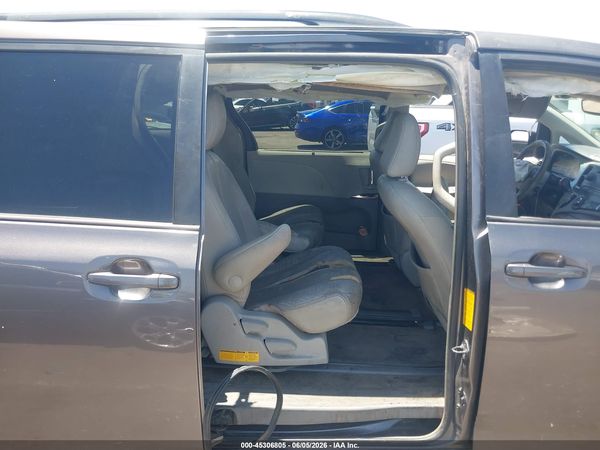 2013 TOYOTA SIENNA XLE V6 8 PASSENGER