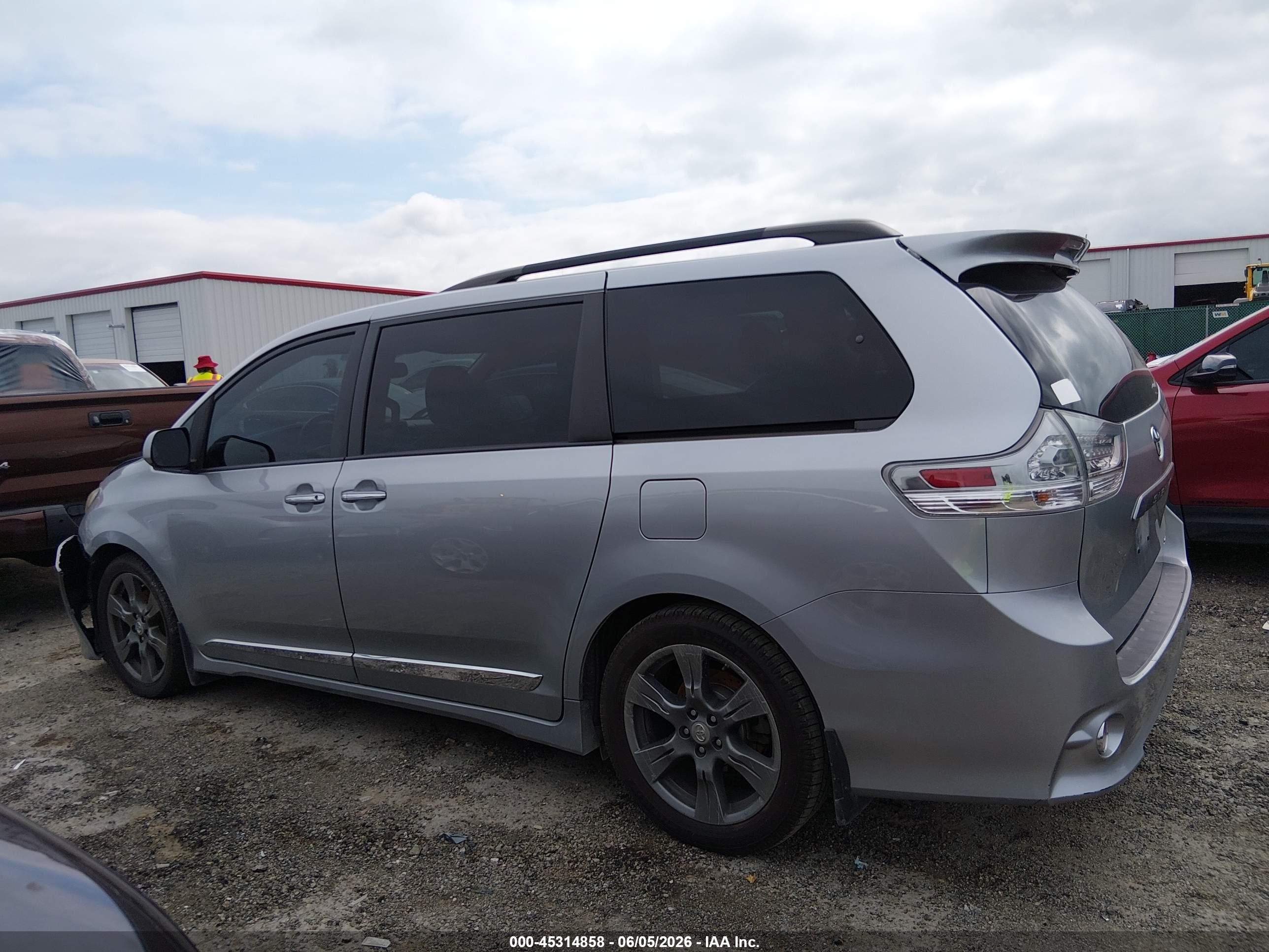 2017 TOYOTA SIENNA SE PREMIUM 8 PASSENGER