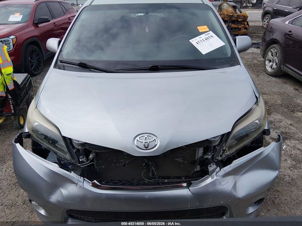 2017 TOYOTA SIENNA SE PREMIUM 8 PASSENGER