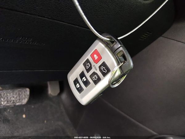 2017 TOYOTA SIENNA SE PREMIUM 8 PASSENGER