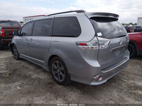 2017 TOYOTA SIENNA SE PREMIUM 8 PASSENGER