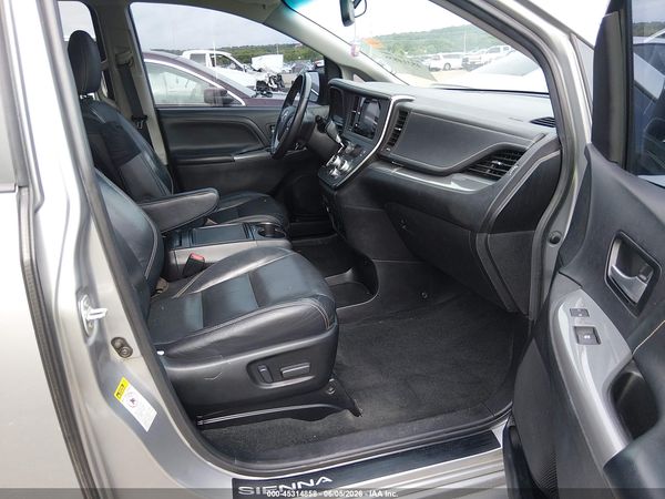 2017 TOYOTA SIENNA SE PREMIUM 8 PASSENGER