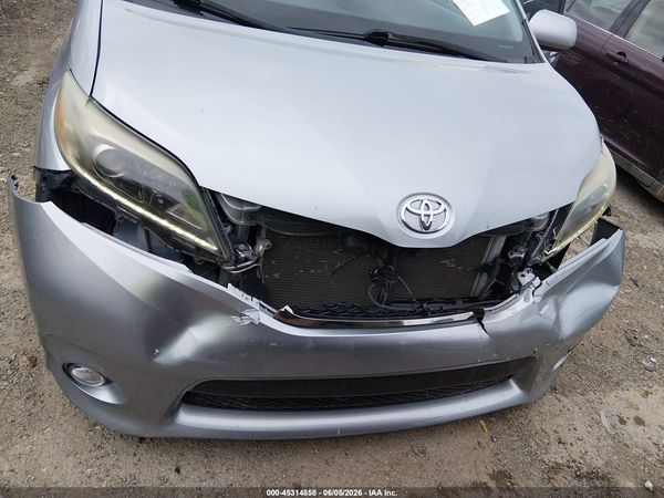 2017 TOYOTA SIENNA SE PREMIUM 8 PASSENGER