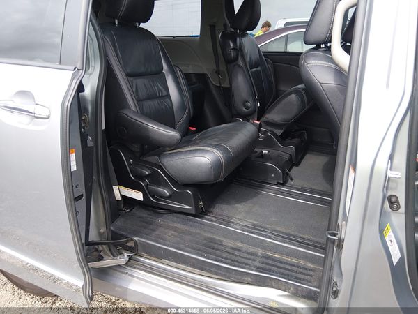 2017 TOYOTA SIENNA SE PREMIUM 8 PASSENGER