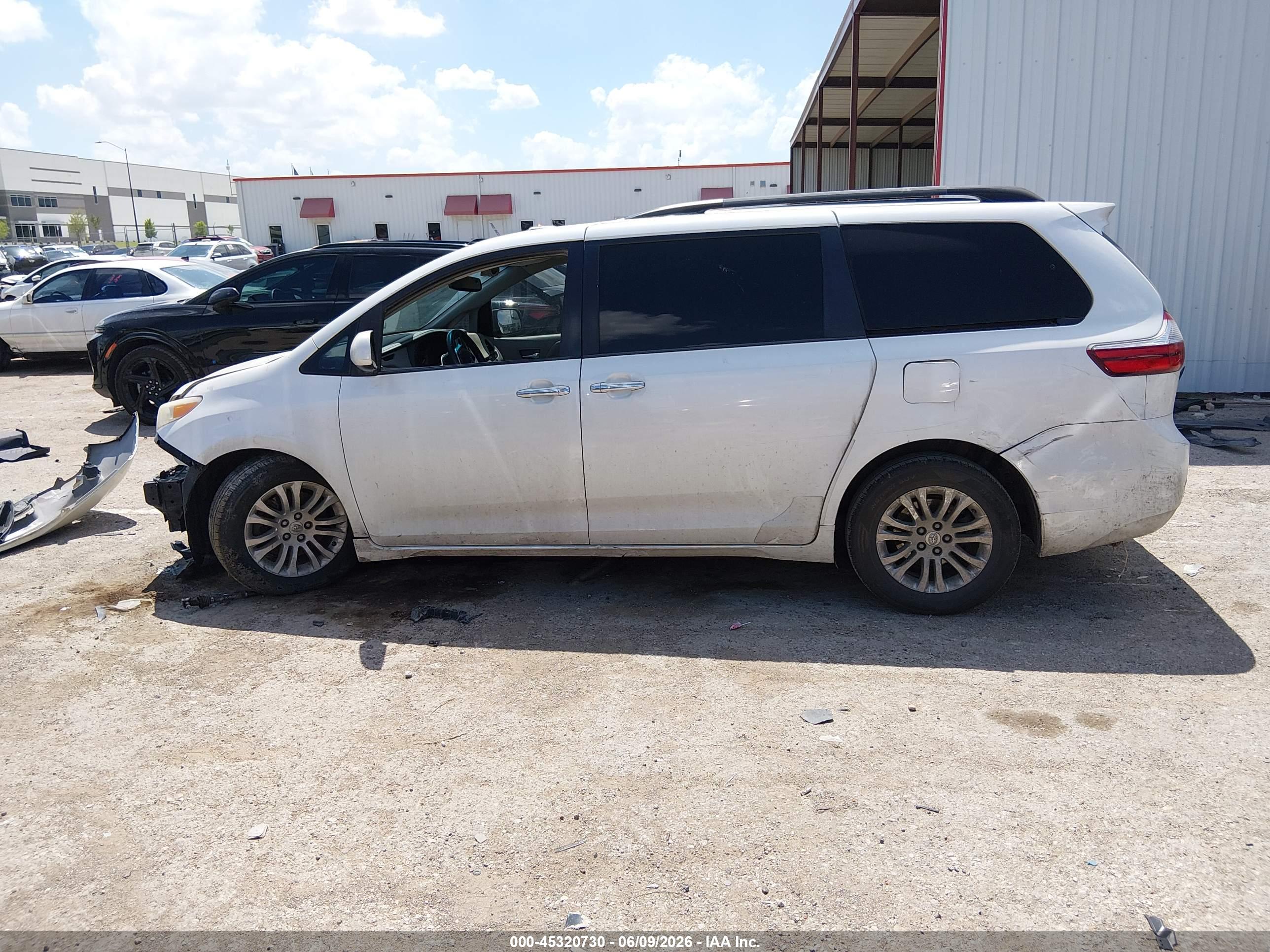 2015 TOYOTA SIENNA XLE PREMIUM 8 PASSENGER