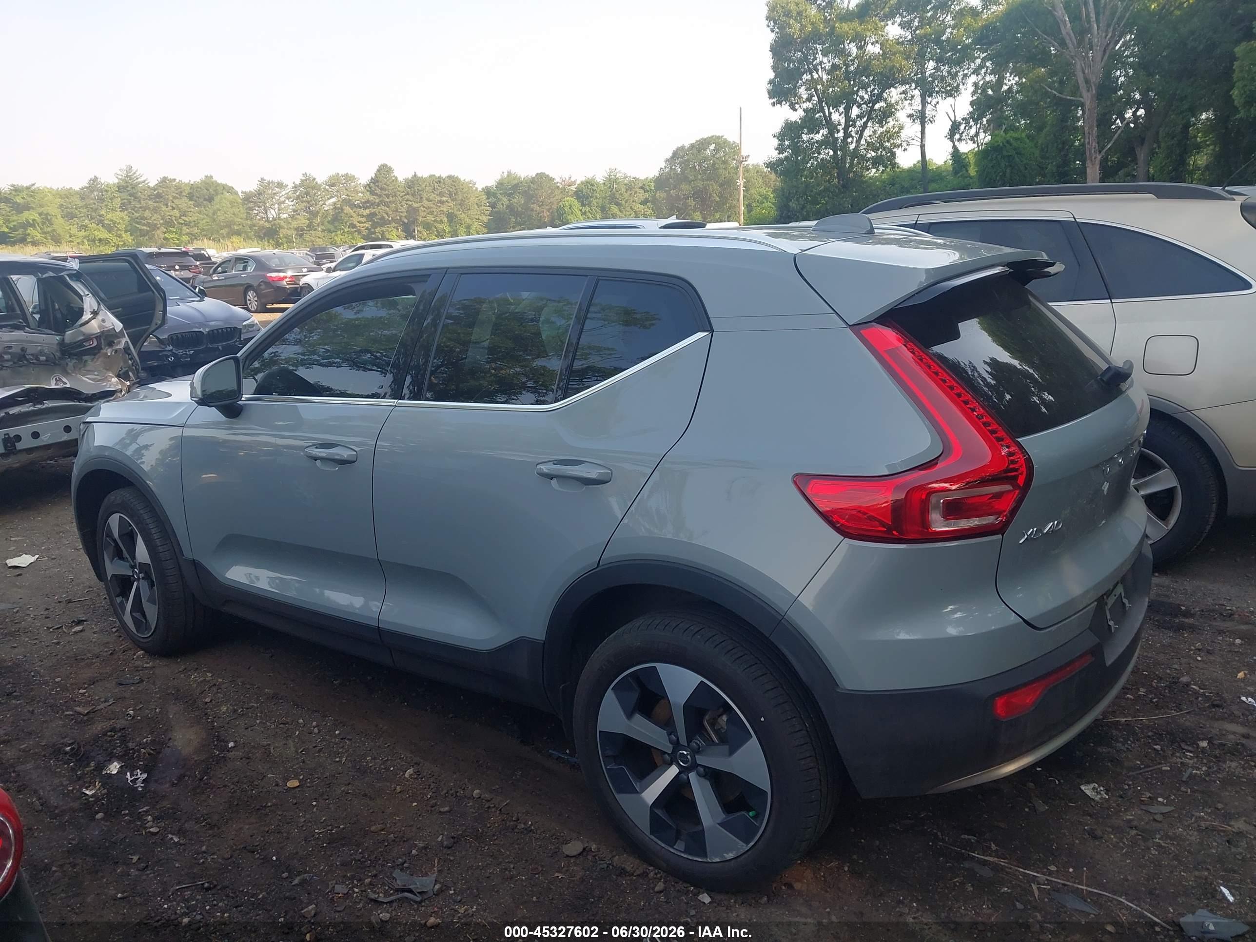 2025 VOLVO XC40 B5 CORE BRIGHT THEME
