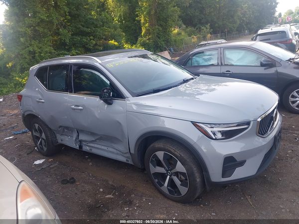 2025 VOLVO XC40 B5 CORE BRIGHT THEME