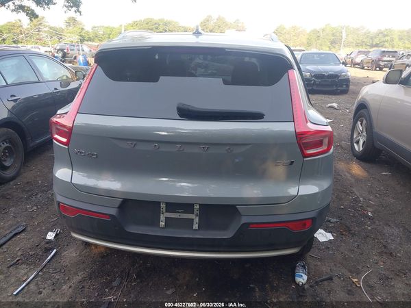 2025 VOLVO XC40 B5 CORE BRIGHT THEME