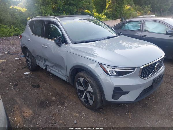 2025 VOLVO XC40 B5 CORE BRIGHT THEME