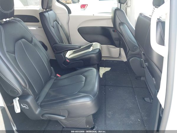 2024 CHRYSLER PACIFICA TOURING L — I8