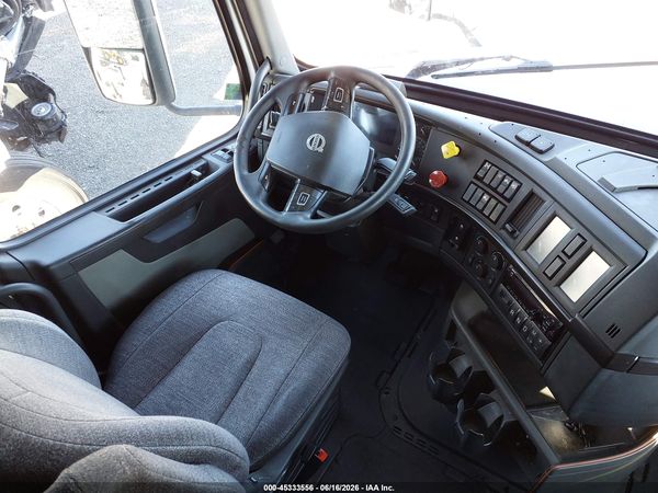 2019 VOLVO VNL