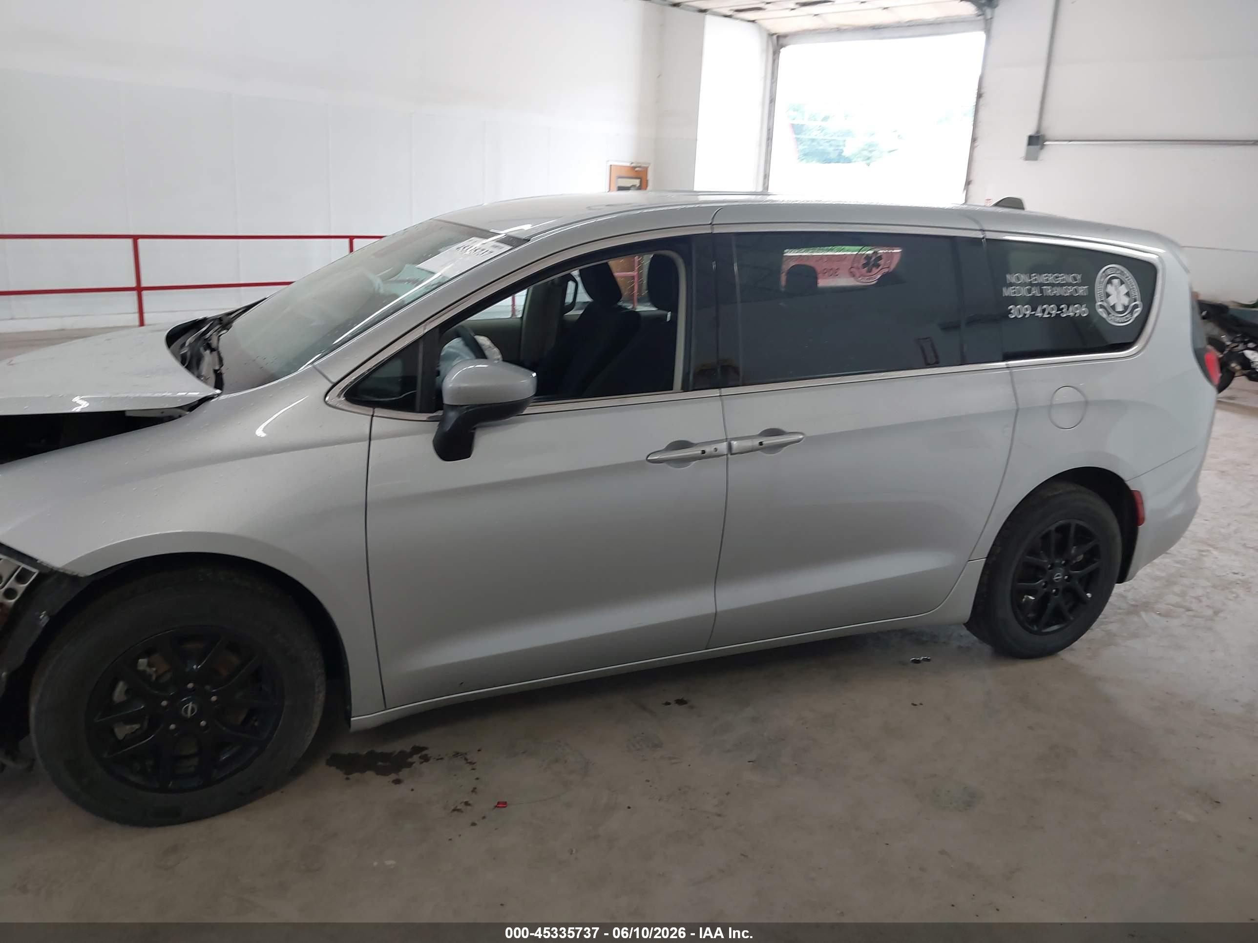 2023 CHRYSLER VOYAGER LX