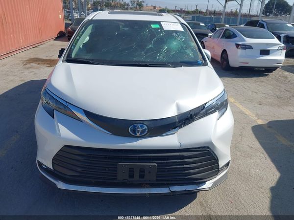 2025 TOYOTA SIENNA XLE