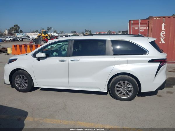 2025 TOYOTA SIENNA XLE