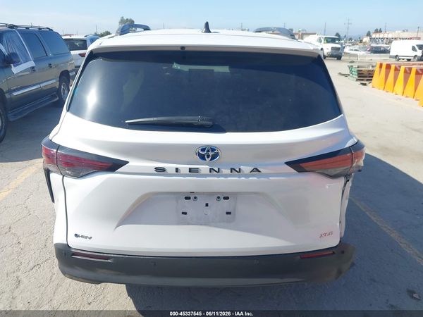 2025 TOYOTA SIENNA XLE