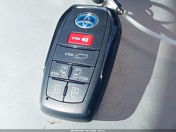 2025 TOYOTA SIENNA XLE