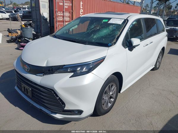 2025 TOYOTA SIENNA XLE
