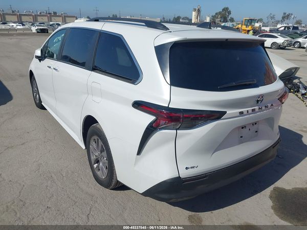2025 TOYOTA SIENNA XLE