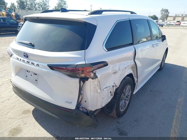 2025 TOYOTA SIENNA XLE
