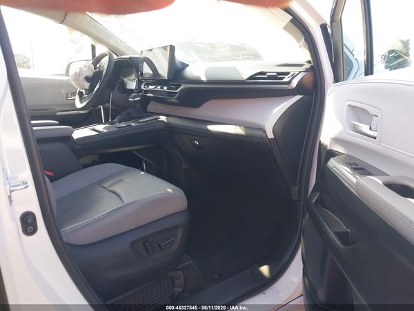 2025 TOYOTA SIENNA XLE