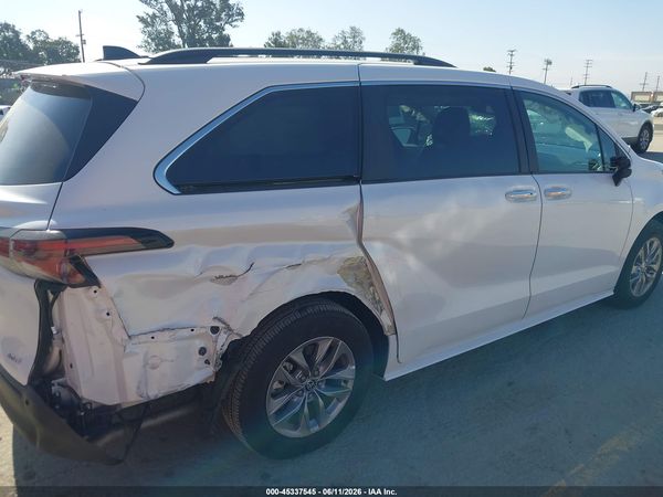 2025 TOYOTA SIENNA XLE