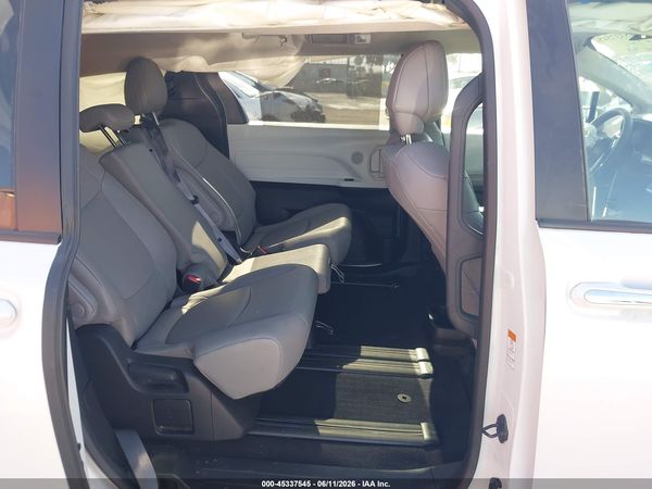 2025 TOYOTA SIENNA XLE