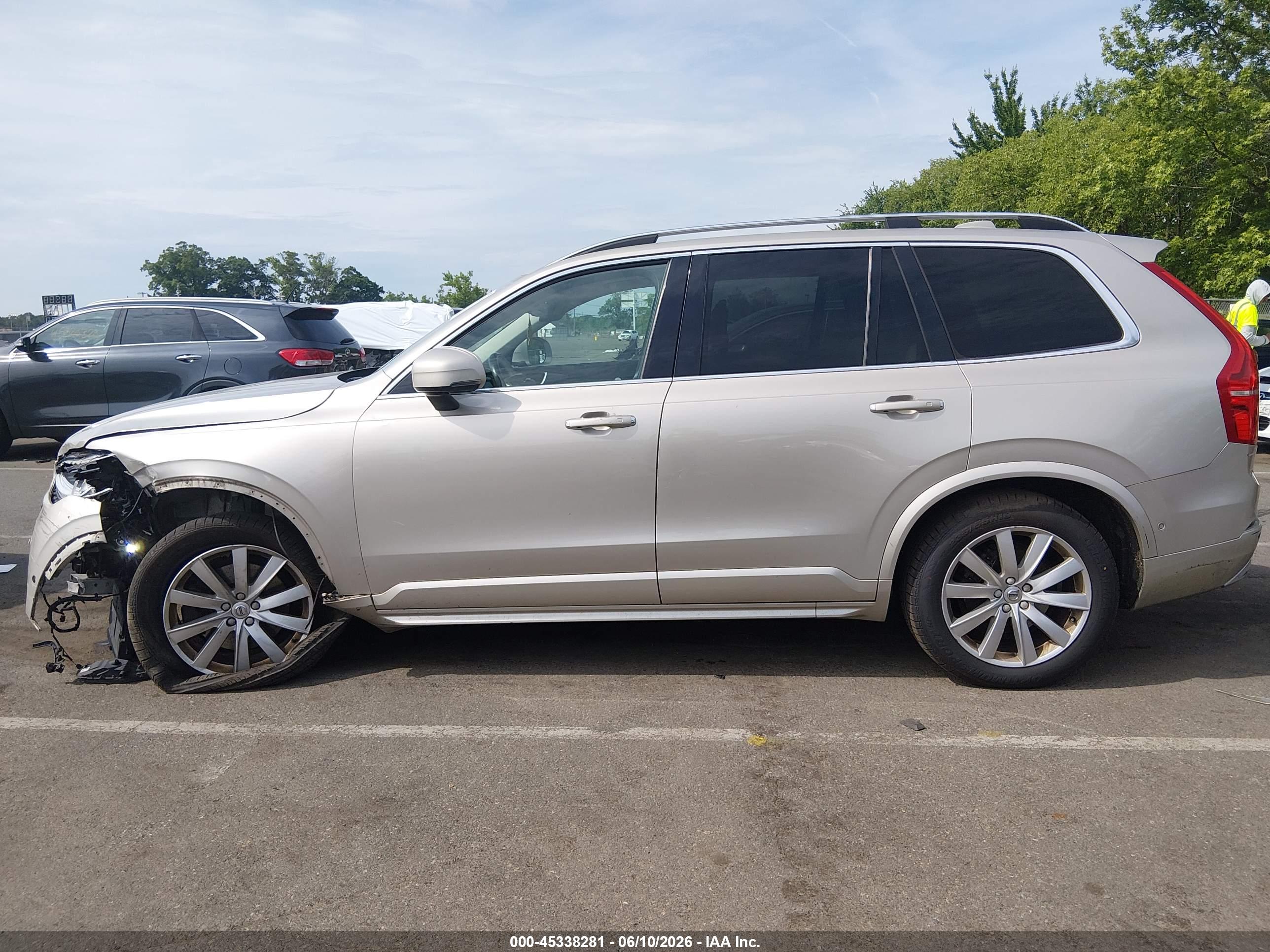 2016 VOLVO XC90 T6 MOMENTUM
