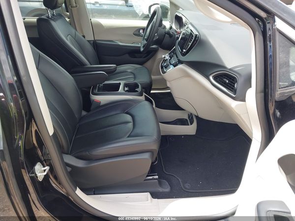 2024 CHRYSLER PACIFICA TOURING L — I5