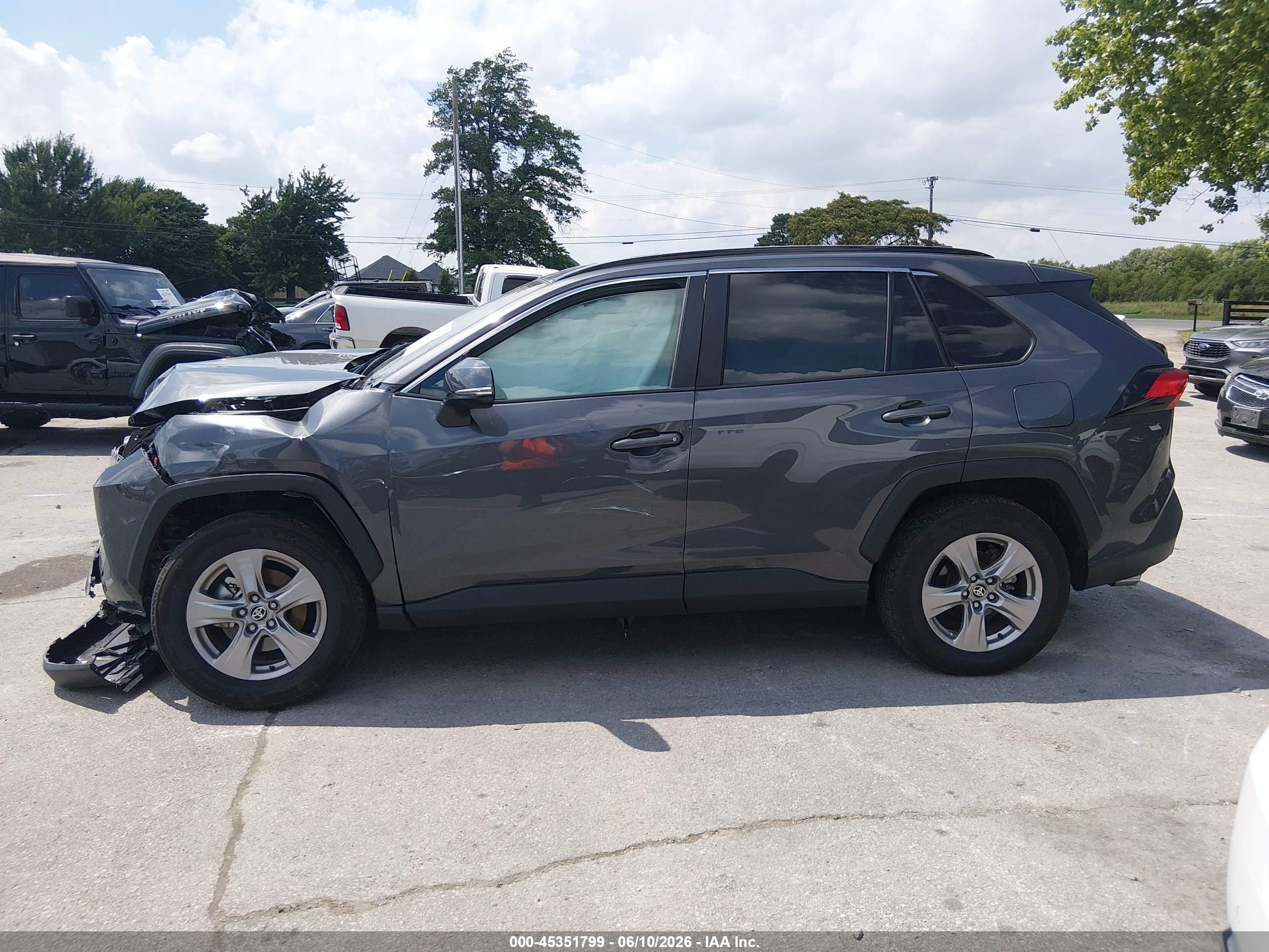 2025 TOYOTA RAV4 XLE