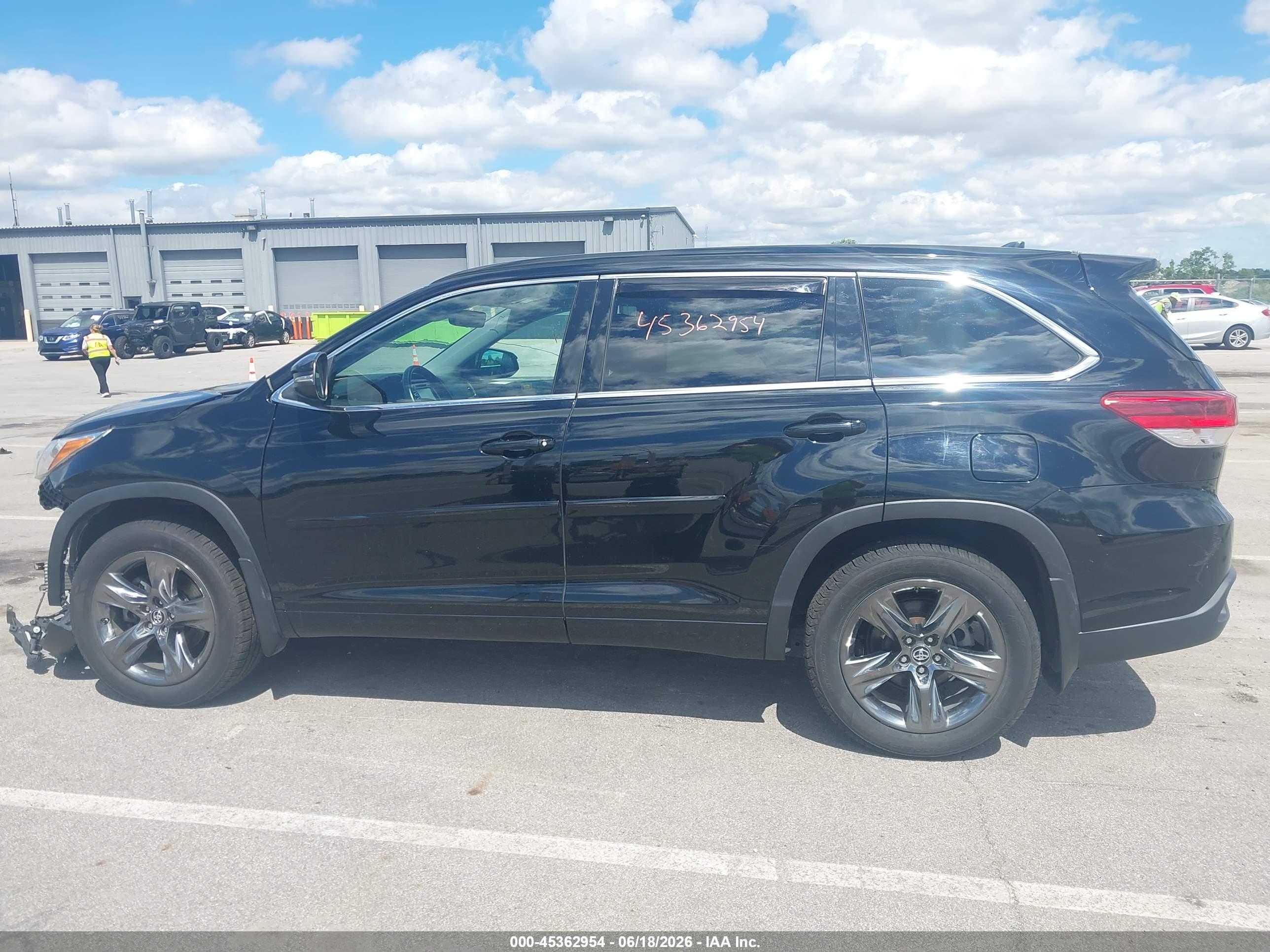 2018 TOYOTA HIGHLANDER SE