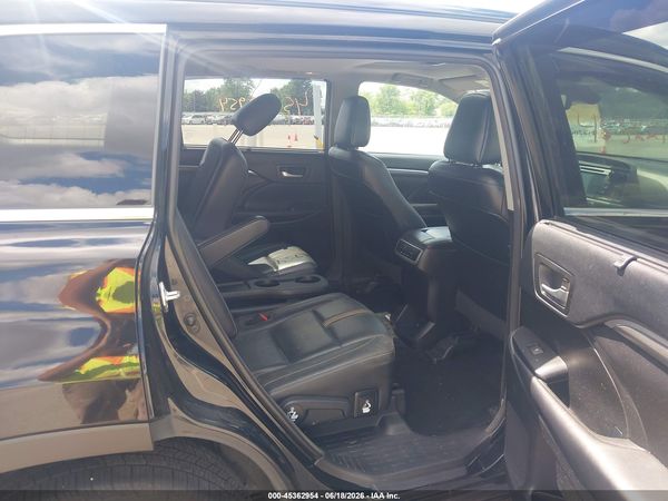2018 TOYOTA HIGHLANDER SE