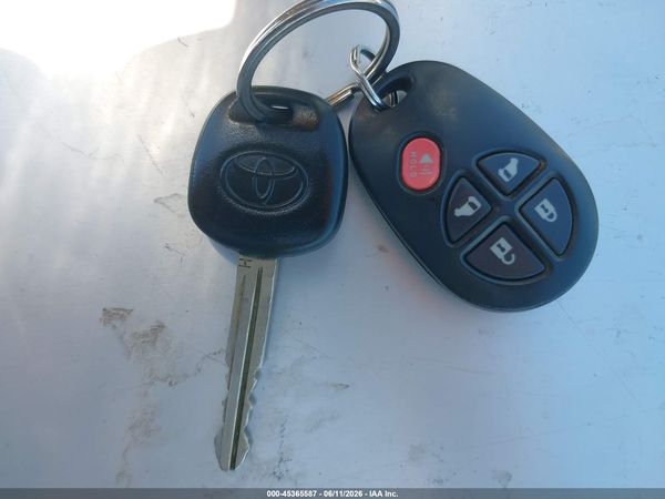 2015 TOYOTA SIENNA LE 8 PASSENGER — I11
