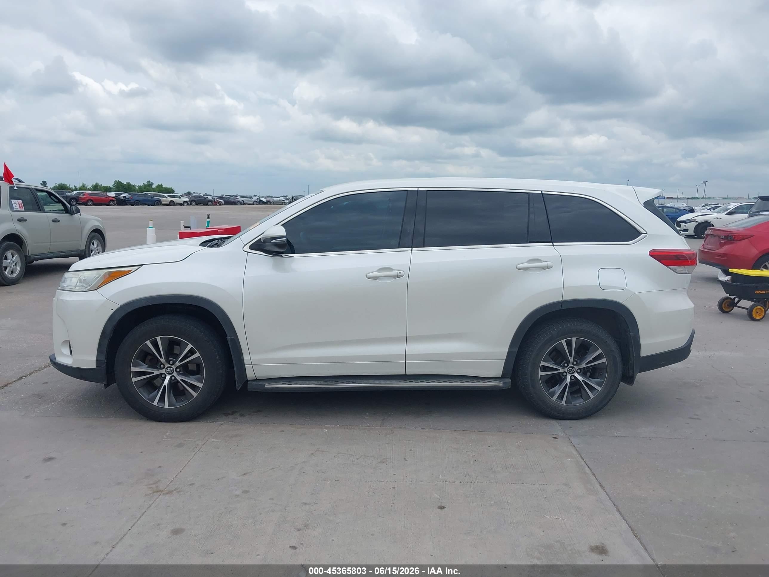 2017 TOYOTA HIGHLANDER LE