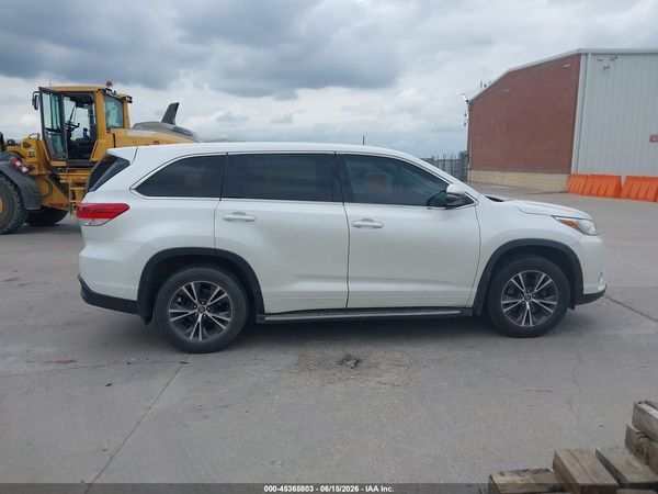 2017 TOYOTA HIGHLANDER LE
