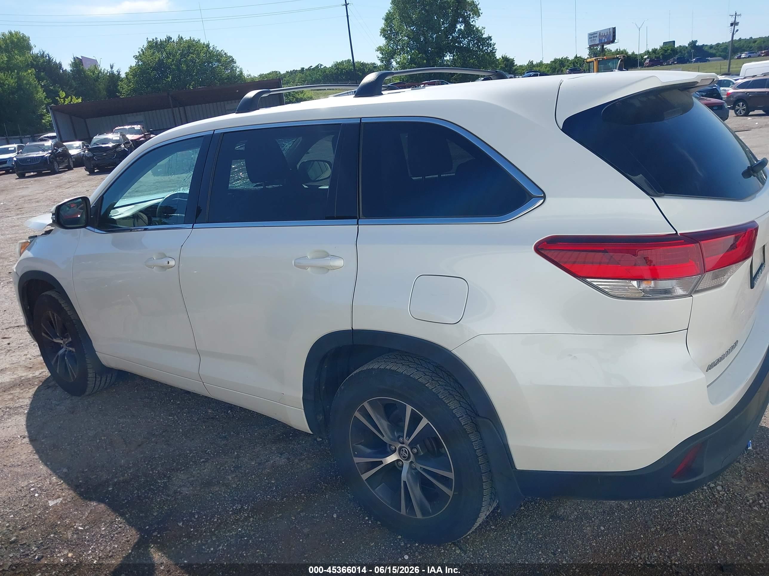 2018 TOYOTA HIGHLANDER LE