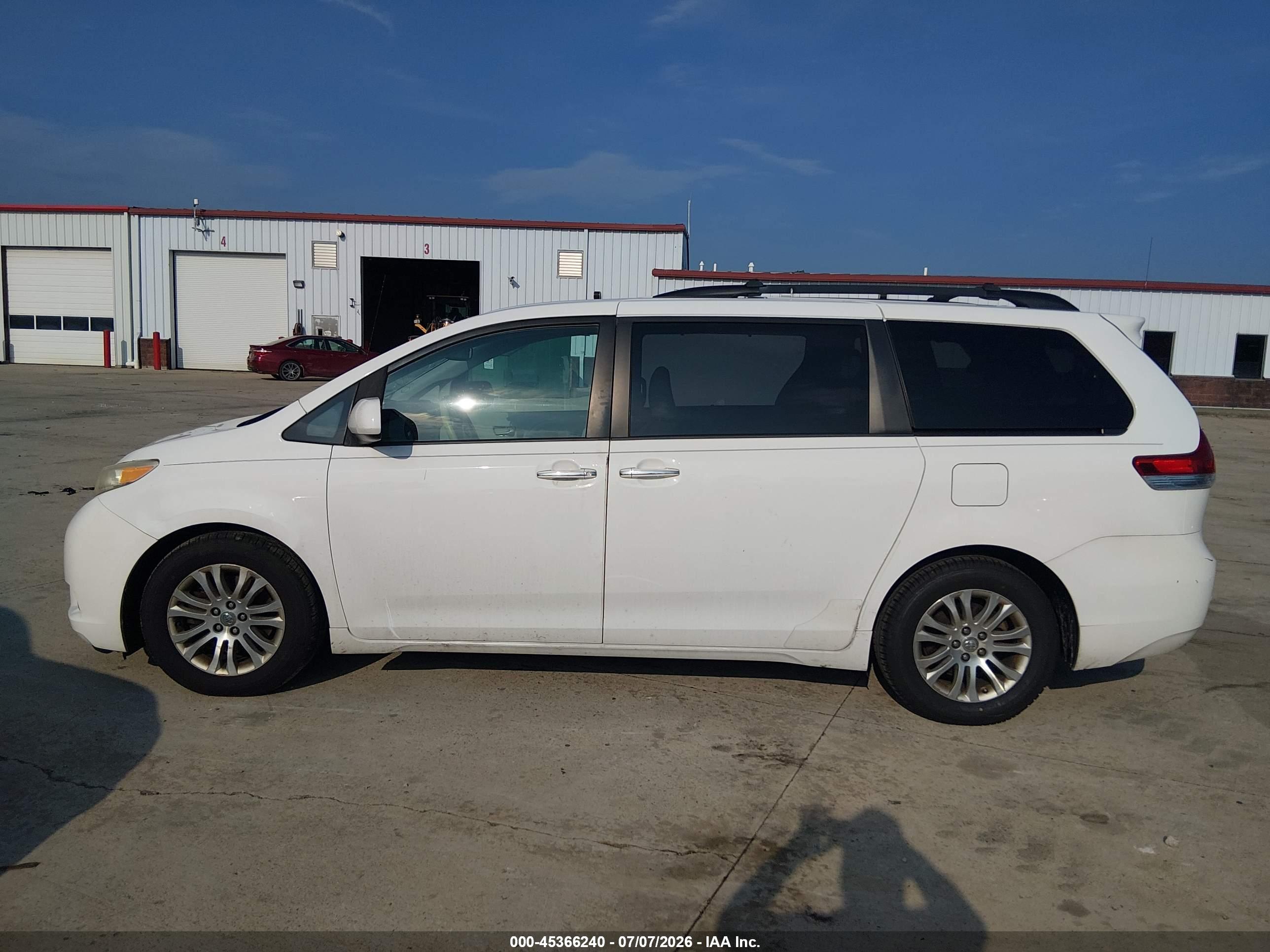 2013 TOYOTA SIENNA XLE/LIMITED