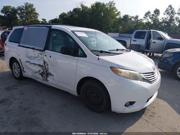 2013 TOYOTA SIENNA XLE/LIMITED