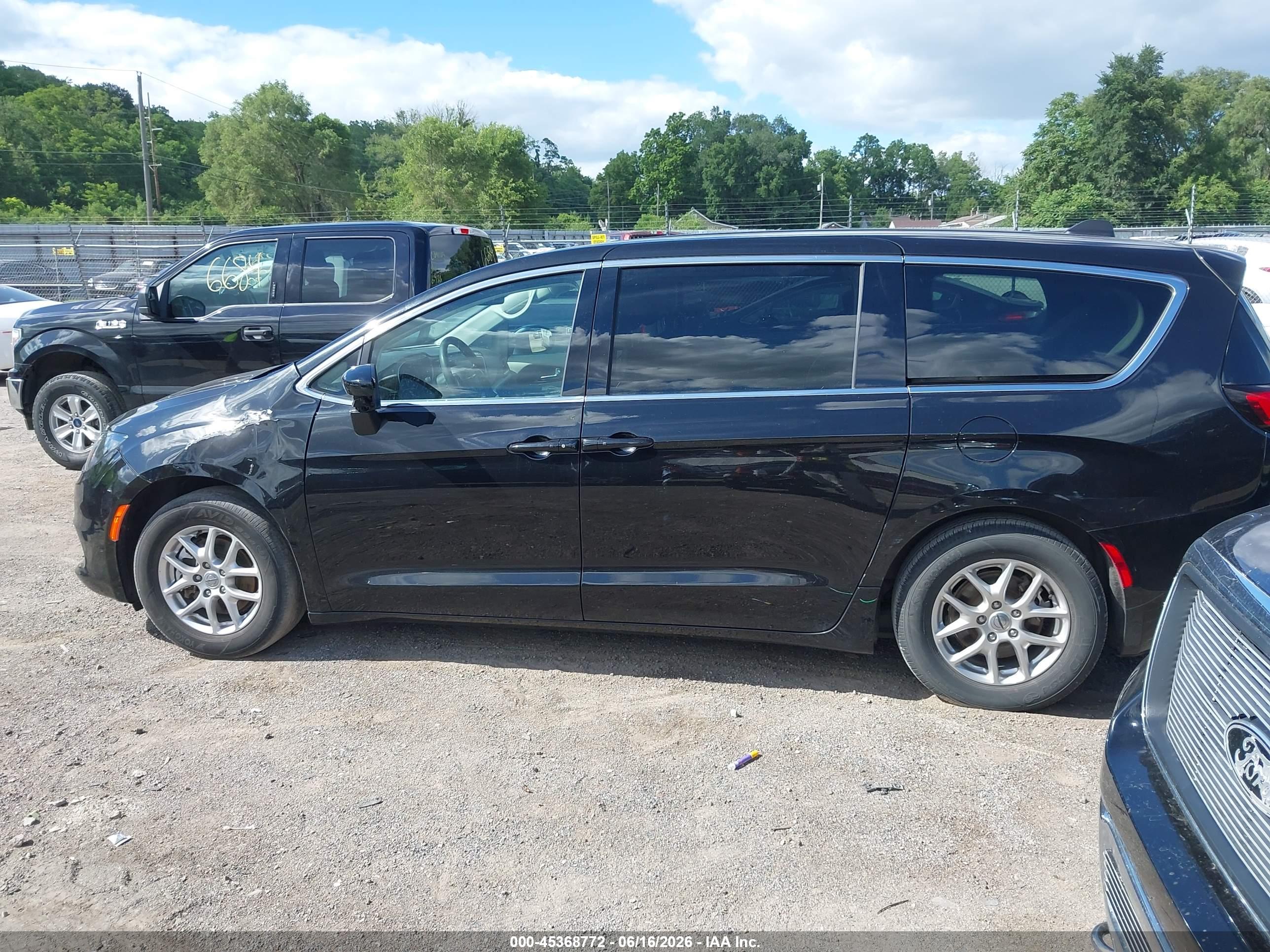 2024 CHRYSLER VOYAGER LX